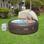 Bestway LAY-Z-SPA mit Sonnenschutzdach im Garten, zwei Personen entspannen im Whirlpool.