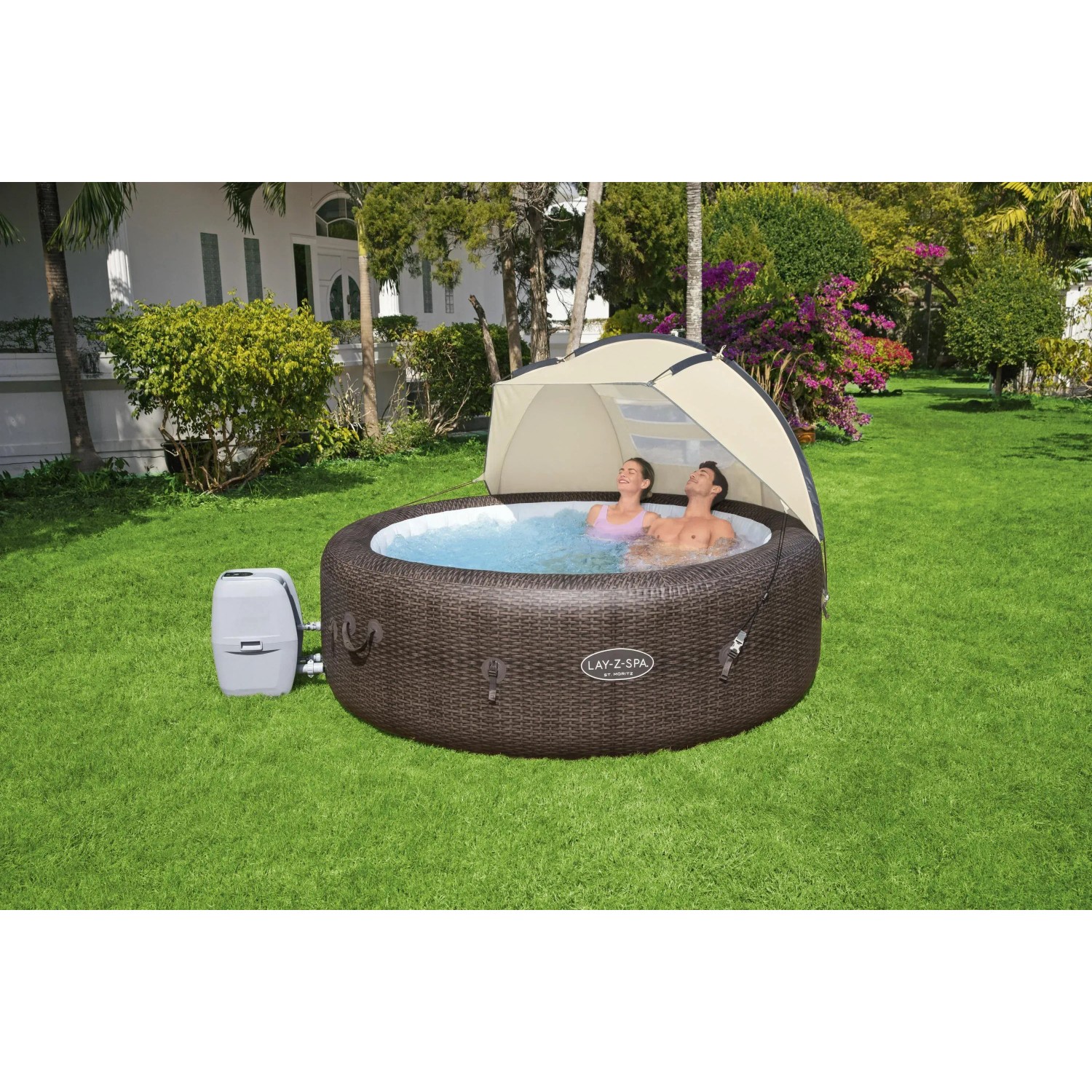 Bestway LAY-Z-SPA mit Sonnenschutzdach im Garten, zwei Personen entspannen im Whirlpool.