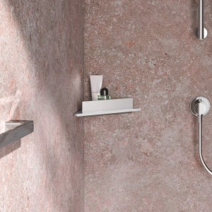 Keuco Eckduschablage Rose, weiß-matt, mit Duschabzieher und Badartikeln an Wand montiert.