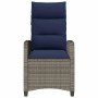 Grauer Poly Rattan Gartensessel mit hoher Rückenlehne und marineblauen Kissen. Verstellbarer Relaxsessel.