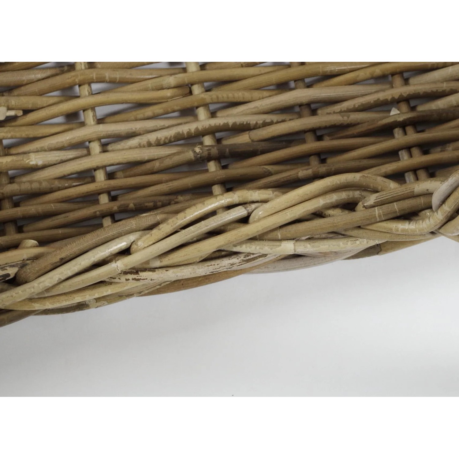 Detailansicht: Kobolo Hundekorb aus Rattan, geflochten, mit Kissen, Größe M.