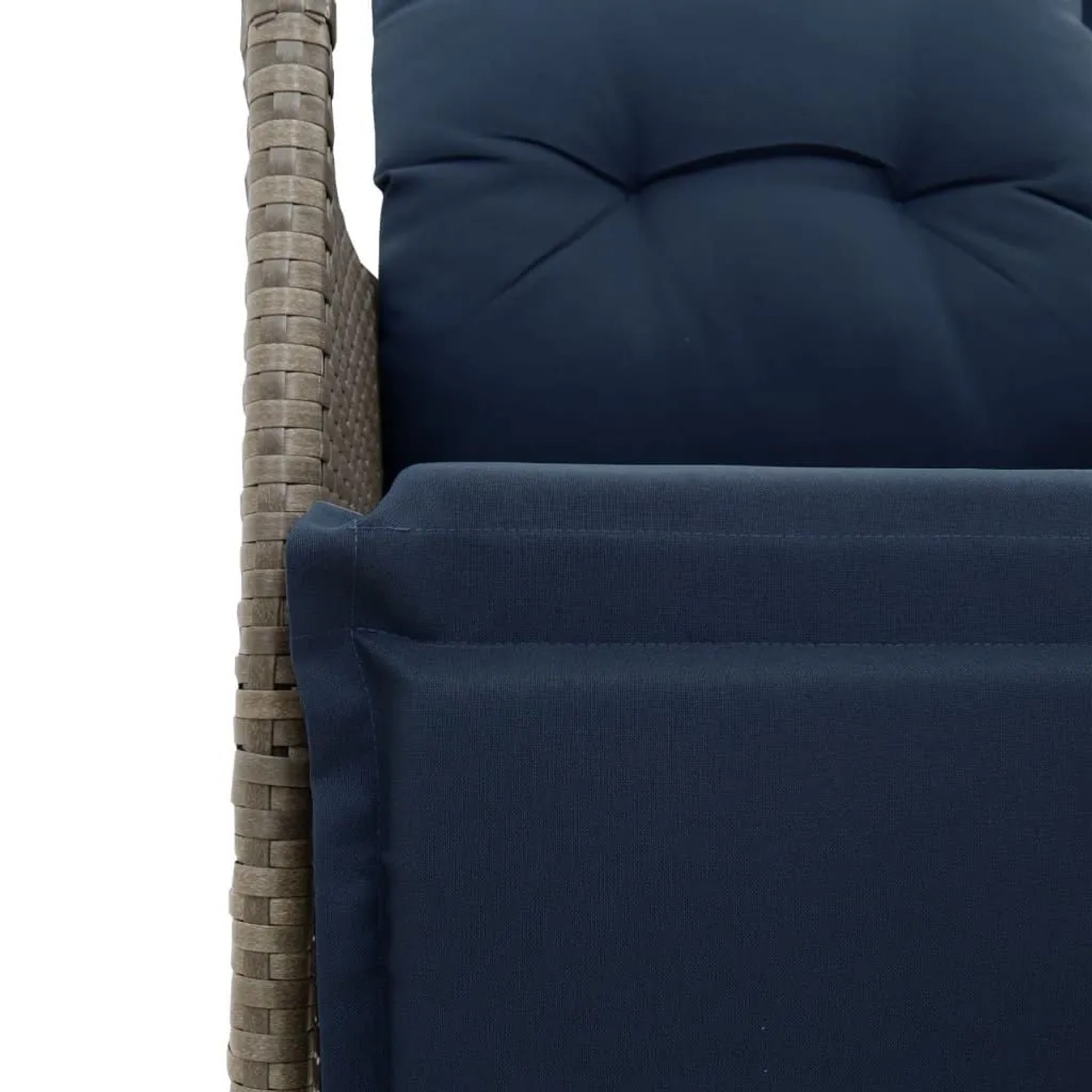 Detailansicht Gartensessel: Graues Polyrattan, marineblaue Kissen. Verstellbarer Stuhl für Garten & Terrasse.