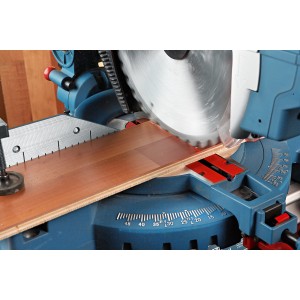 Bosch Professional Kombi-Säge GTM 12 JL beim Sägen eines Holzstücks.