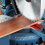 Bosch Professional Kombi-Säge GTM 12 JL beim Sägen eines Holzstücks.