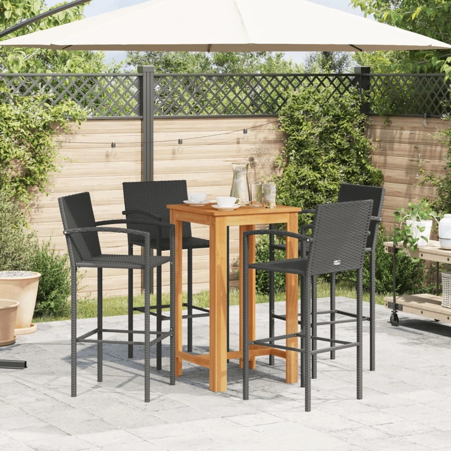 5-teiliges Gartenbar-Set aus Akazienholz und Polyrattan in Schwarz. Bartisch mit 4 Barhockern.