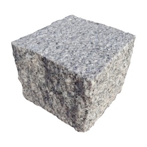 Grauer Granit Pflasterstein, 9x9x8 cm, gestockt/gespalten, ideal für Garten- und Grundstücksgestaltung.