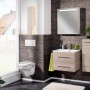 Badezimmer-Szene mit Fackelmann Hängeschrank B.Clever Alaska Esche, Waschbecken und Spiegel.