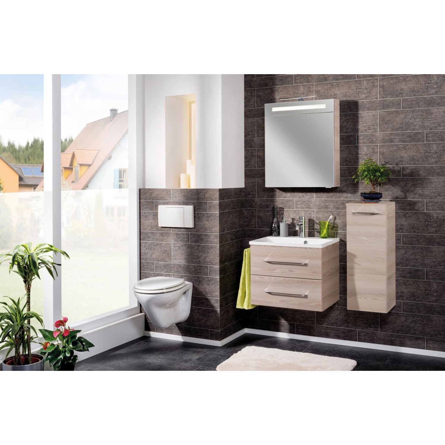 Badezimmer-Szene mit Fackelmann Hängeschrank B.Clever Alaska Esche, Waschbecken und Spiegel.