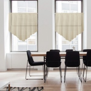 Beige Zipfelgardine (140x100 cm) mit Stangendurchzug am Fenster. Fenstervorhang aus Voile, transparent.