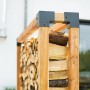Westmann Kaminholzregal Michel XXL aus Lärchenholz, gefüllt mit Holzscheiten.
