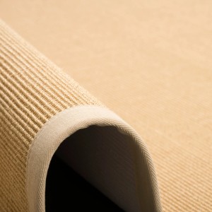 Beiger Sisalteppich (150x150cm) mit Bordüre, geeignet für Fußbodenheizung.