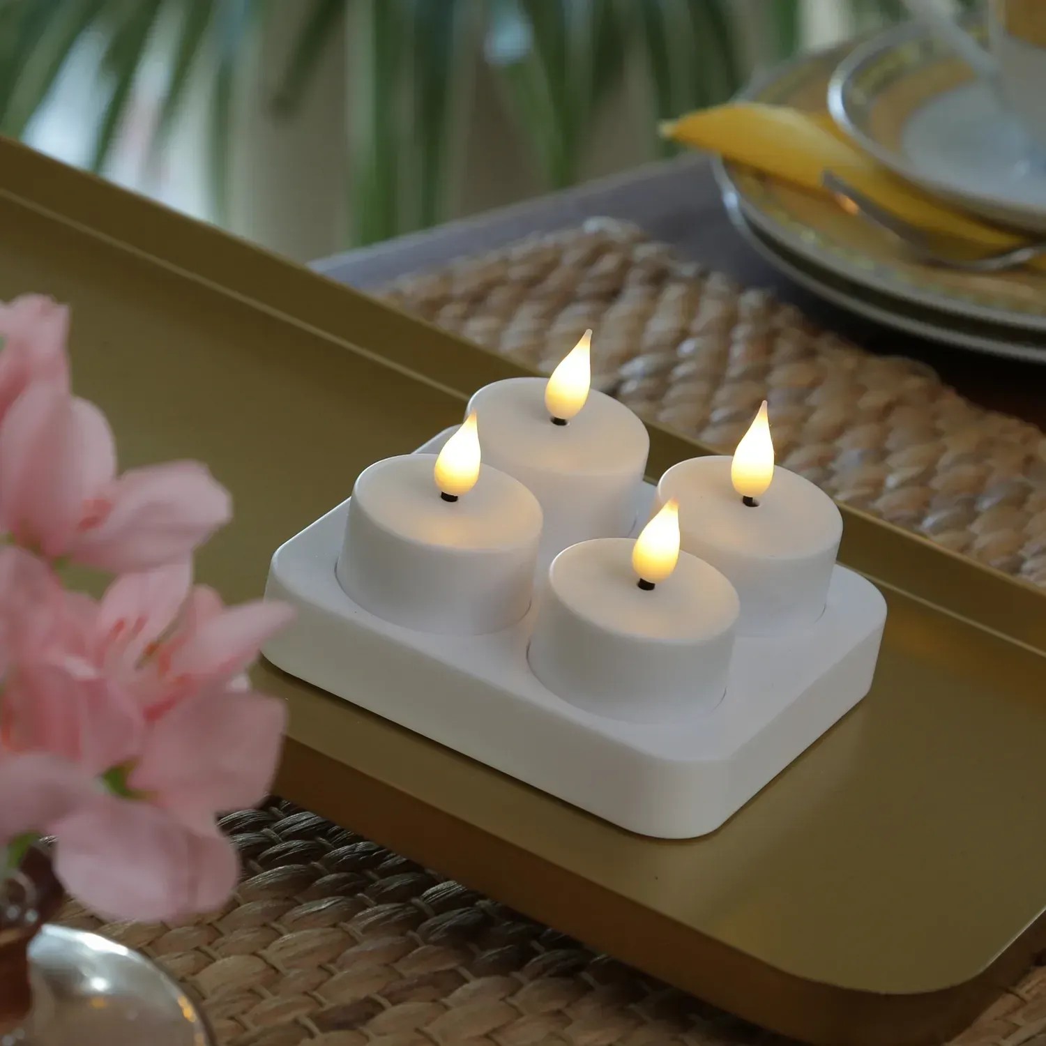 4er Set Marelida LED Teelichter mit Ladestation, flackernd, warmweiß, für gemütliche Atmosphäre.