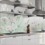 Küchenrückwandfolie Wildblumen als Spritzschutz hinter einer Spüle in einer Küche.