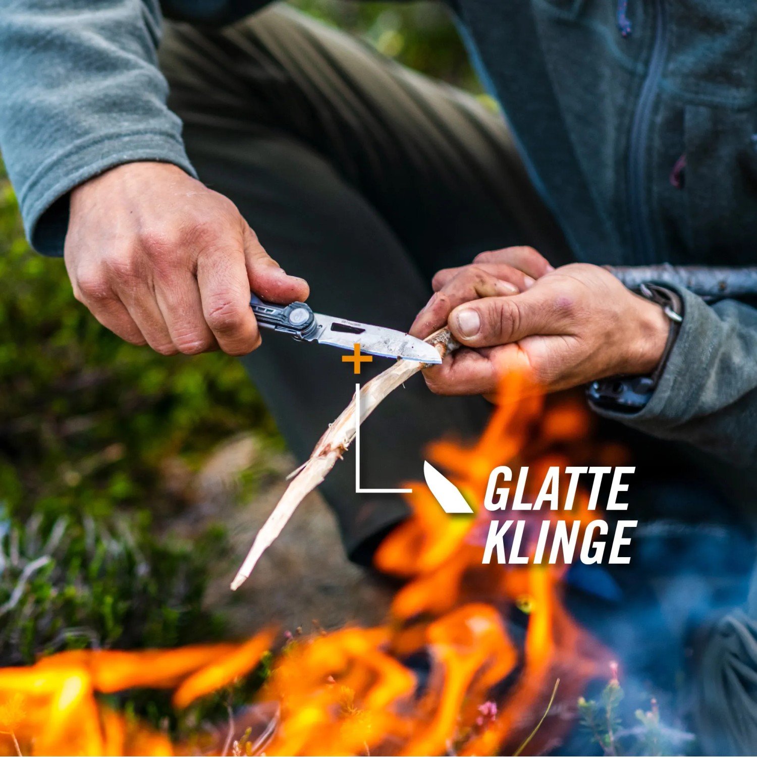Gerber Armbar Slim Cut Taschenmesser beim Anspitzen von Holz über einem Lagerfeuer.