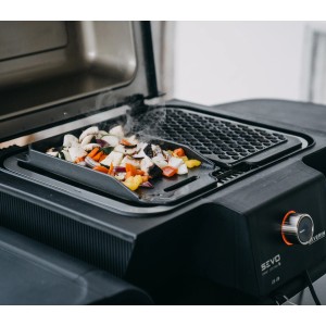Severin Plancha Grillplatte Sevo mit Gemüse auf Elektrogrill. Grillutensil für fettarmes Grillen.