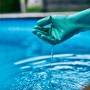 Grüner Gebol Green Tech Arbeitshandschuh Größe L über blauem Wasser.