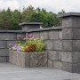 Diephaus Mauer Canta Quarzit: Graue Mauersteine als Beeteinfassung und Mauersystem im Garten.