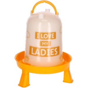 Orange Kerbl Kunststoff-Tränke mit Füßen und "I love my Ladies" Motiv, 3 Liter Fassungsvermögen.