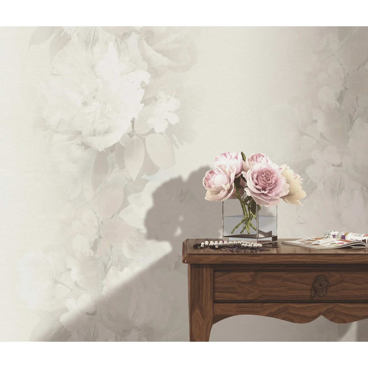 Beige Vliestapete Aurora Lucent Bloom mit floralem Muster an einer Wand.