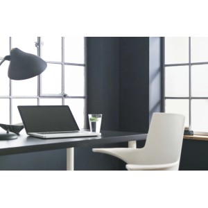 Wohnraum in dunklem Farbton „Dunkle Eleganz“ von Alpina mit Schreibtisch und Laptop.