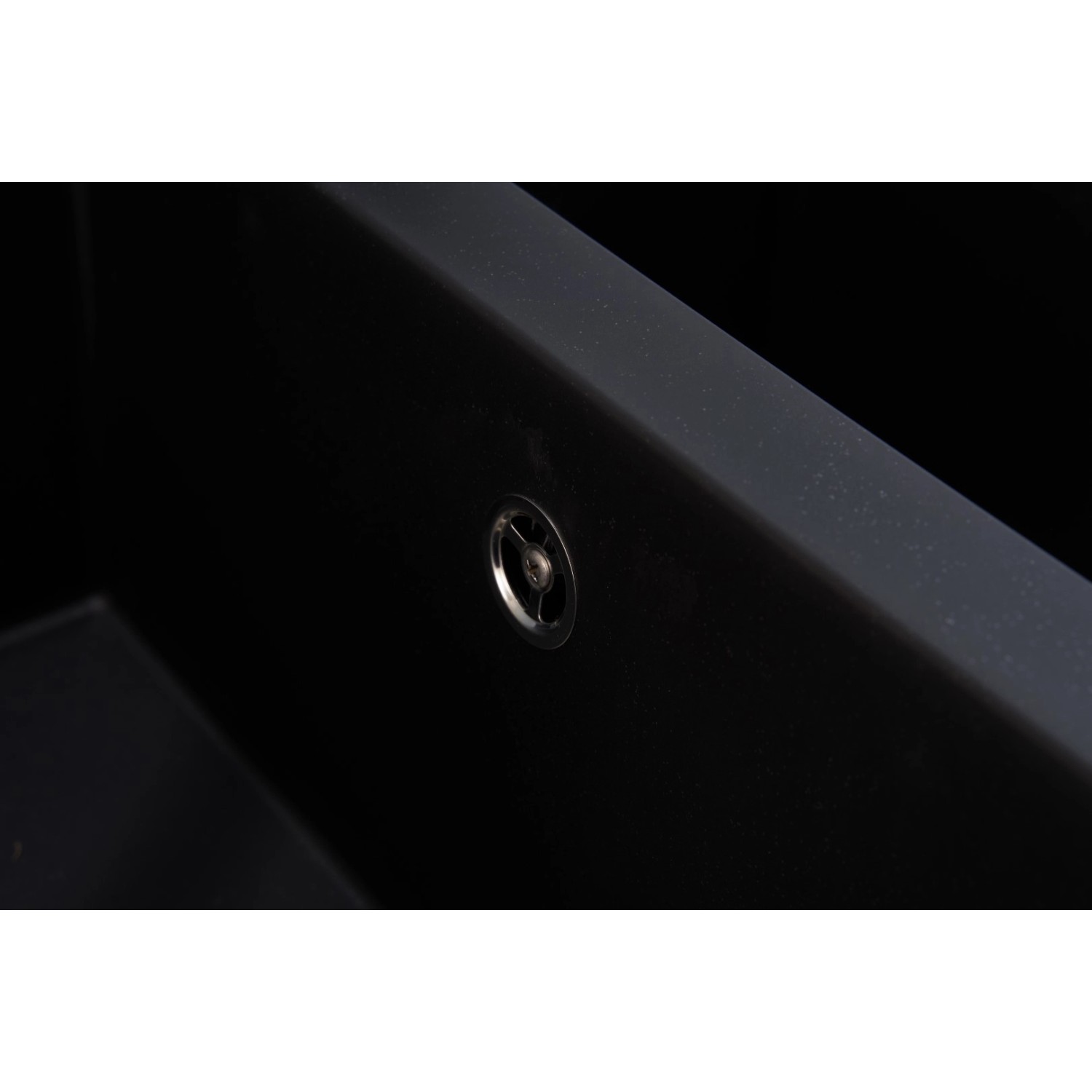 Detailaufnahme: Schwarze Respekta Einbauspüle Houston aus Mineralite, Abfluss mit Siebkorb.