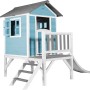 Axi Lodge XL Spielhaus in Karibischem Blau mit Rutsche, Treppe und Veranda.