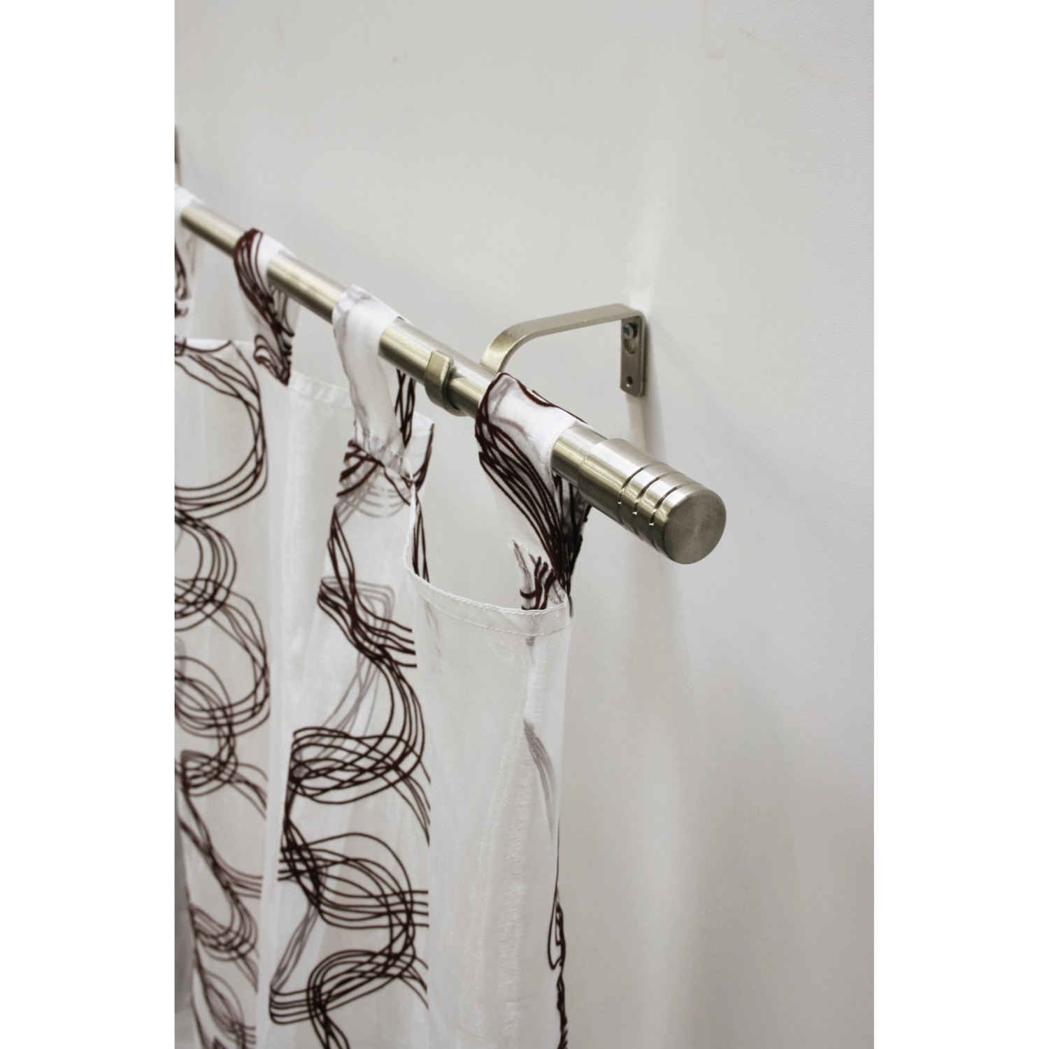 Gardinia Gardinenstangen-Set Zylinder, Edelstahl, 120-210 cm, mit Gardine an der Wand.