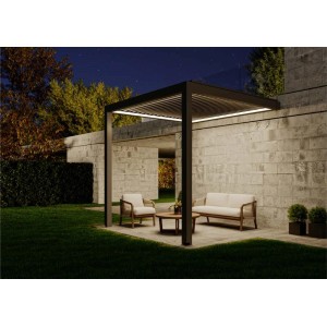 Anthrazitfarbene, wandmontierte Huun Pergola Mezzo 300x300 cm mit LED-Beleuchtung und Sitzgruppe.