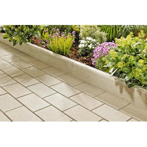 Randstein Vero Pastellbeige, 100x25x6 cm, als Beeteinfassung neben Pflastersteinen.
