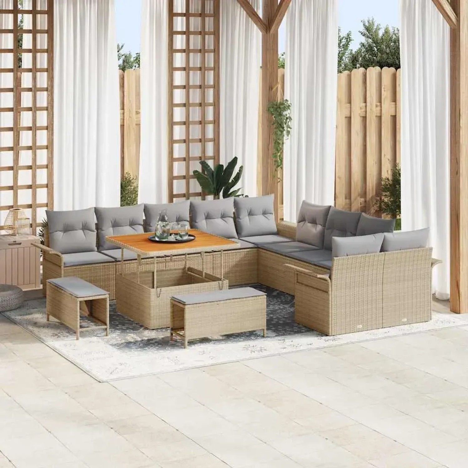 Beiges 13-teiliges Garten-Sofa-Set aus Poly Rattan mit Tisch und Hockern.