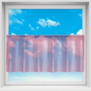 Bordeauxrote Bistrogardine Noella, 160x45 cm, mit Stangendurchzug am Fenster.