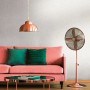 Wohnraum mit AS-Creation Vliestapete in Weiß-Creme, Sofa, Lampe und Deko im Metallic-Look.