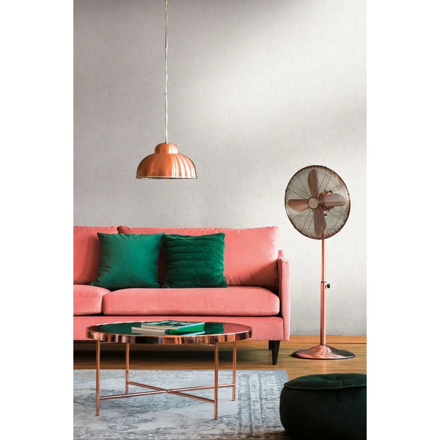 Wohnraum mit AS-Creation Vliestapete in Weiß-Creme, Sofa, Lampe und Deko im Metallic-Look.