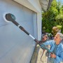Gardena Akku-Multi-Reiniger AquaBrush Patio im Einsatz zur Reinigung eines Garagentors.