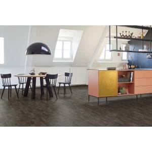 Parador Designboden Modular ONE Cross Cut Black im Wohnraum mit Esstisch und Anrichte.