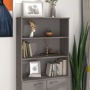 Hellgraues Highboard-Oberteil HAMAR aus Massivholz mit drei offenen Ablagen, dekoriert mit Büchern und Deko.