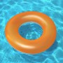 Orangefarbener Bestway Schwimmring Frosted (Ø 91 cm) im Pool.