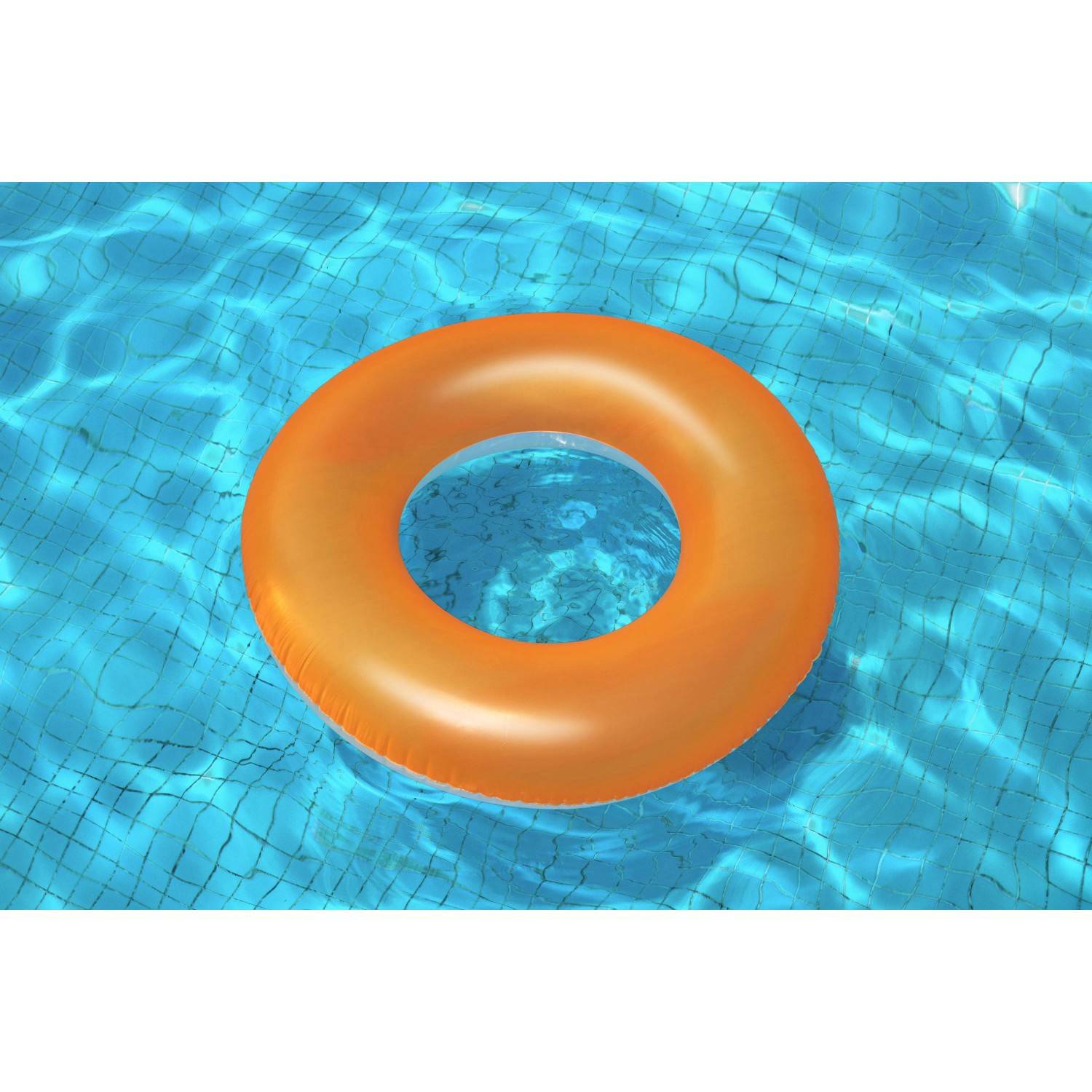 Orangefarbener Bestway Schwimmring Frosted (Ø 91 cm) im Pool.