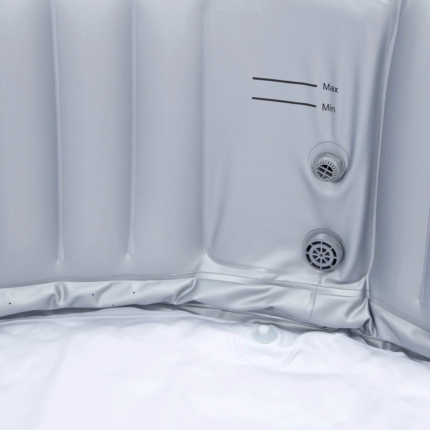 Detailansicht: Grauer Home Deluxe Whirlpool Splash mit Füllstandsanzeige und Düsen.