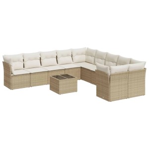 Beige 11-tlg. Garten-Sofagarnitur aus Rattan mit cremefarbenen Kissen und Tisch.