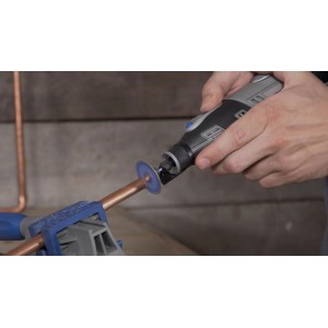 Dremel Premium Metall-Trennscheibe SC456DM schneidet Kupferrohr. Graues Miniaturwerkzeug mit blauer Trennscheibe. EZ SpeedClic.