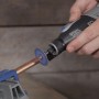 Dremel Premium Metall-Trennscheibe SC456DM schneidet Kupferrohr. Graues Miniaturwerkzeug mit blauer Trennscheibe. EZ SpeedClic.