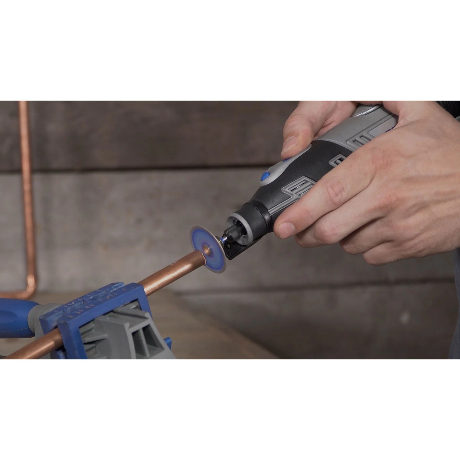 Dremel Premium Metall-Trennscheibe SC456DM schneidet Kupferrohr. Graues Miniaturwerkzeug mit blauer Trennscheibe. EZ SpeedClic.