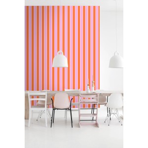 ESTAhome Vliestapete mit orange-rosa Streifenmuster an einer Wand im Essbereich. Moderne dekorative Tapete.
