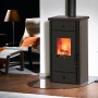 Wamsler Luke Kaminofen, Stahl anthrazitgrau, 8 kW, mit Flammen im Brennraum und Kochplatte.