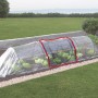 Gardenguard Frühbeettunnel Verlängerung (110cm) aus PVC über Gemüsebeet im Garten.