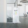 Mobile, transparente KARAT Trennwand 90x180 cm mit beschreibbarer Oberfläche im Büro.