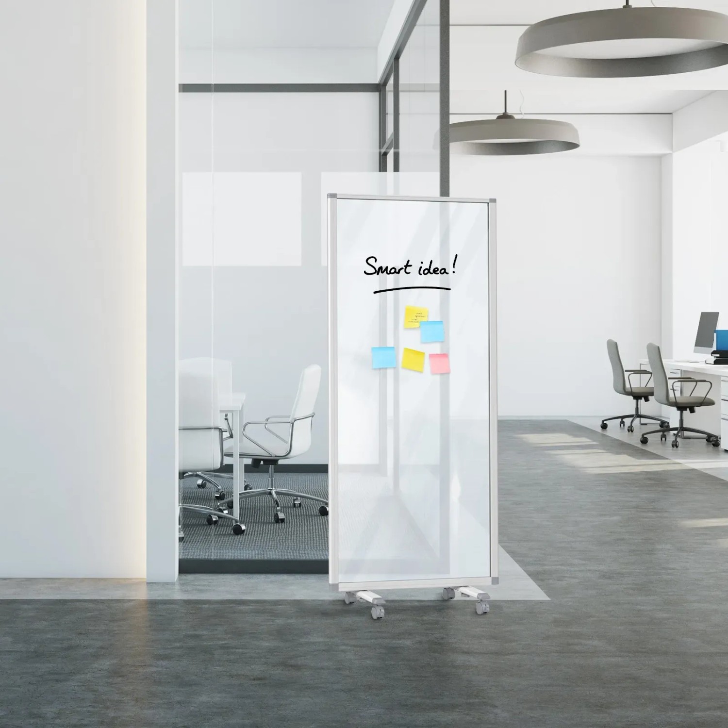 Mobile, transparente KARAT Trennwand 90x180 cm mit beschreibbarer Oberfläche im Büro.
