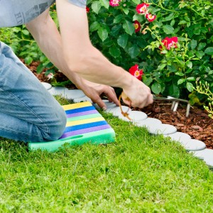 Windhager Kniekissen Multi-Color im Einsatz beim Gartenarbeiten. Bequemer Knieschutz für Hochbeete.