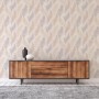 Tadessi Tapete Ginevra mit Dschungel-Motiv in Beige, Creme und Naturfarben an der Wand.